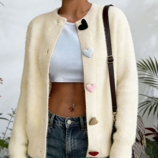 Damen Kurzgeschnittener Flauschcardigan mit dekorativen Herzknöpfen Shop Nory