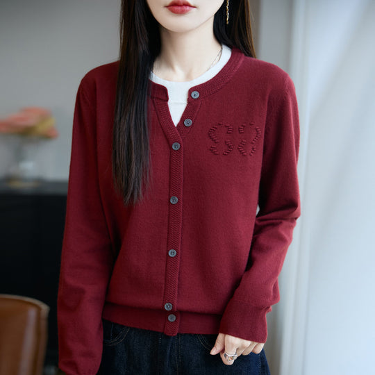 Damen Kurzer Feinstrick-Cardigan mit V‑Schlitzkragen, Rippenblende und dezentem Struktur‑Logo Shop Nory