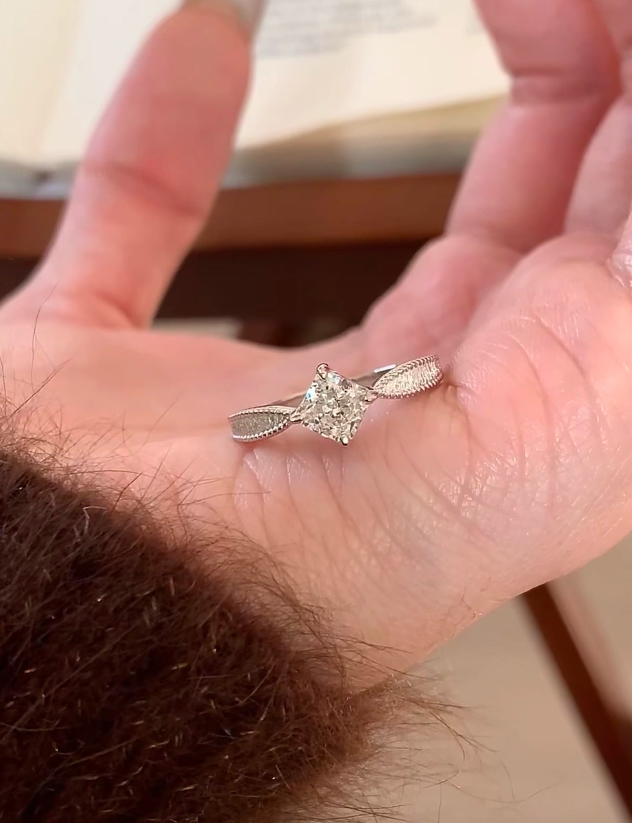 Damen eleganter minimalistischer Ring mit strukturiertem Design Shop Nory
