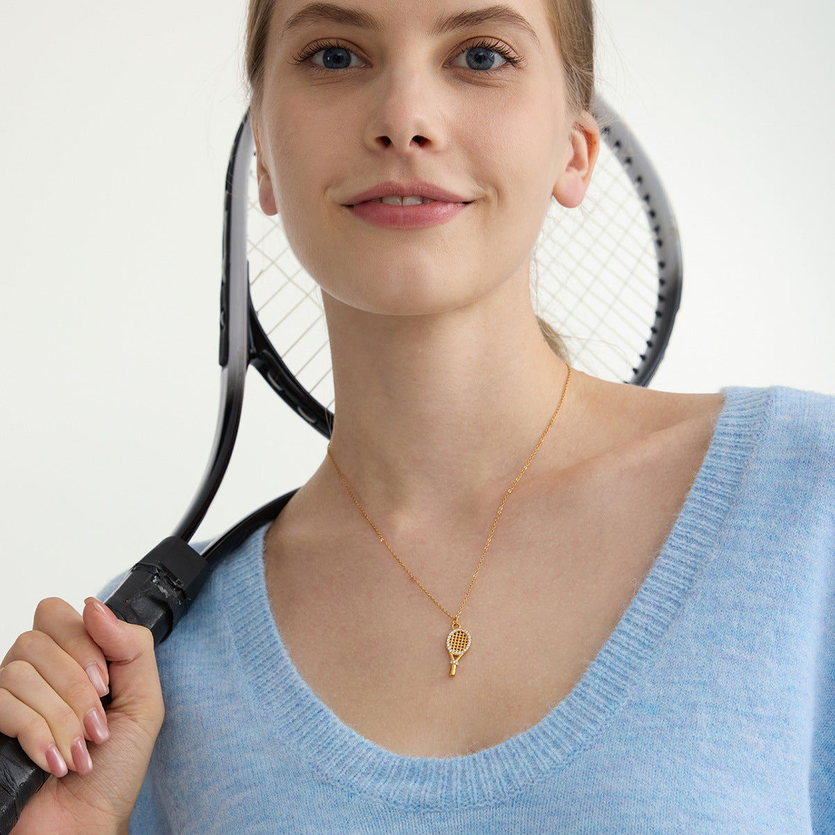 Damen Halskette mit Tennis-Schläger-Anhänger und funkelnden Kristall-Akzenten Shop Nory