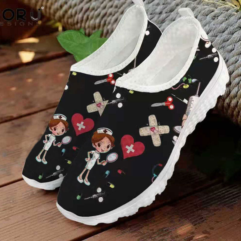 Damen Verspielte Slip-On Sneakers mit medizinischem Cartoon-Print, atmungsaktivem Mesh und gepolsterter Memory-Sohle Shop Nory