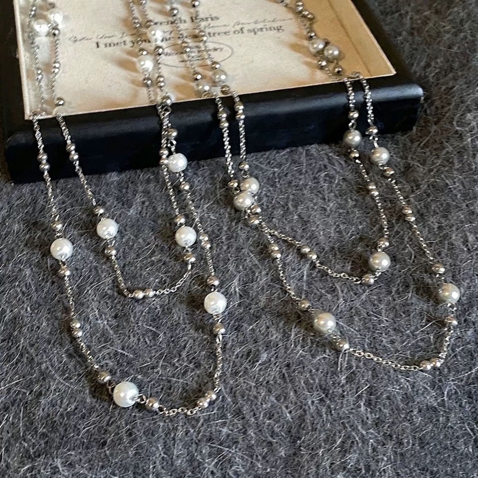 Damen Kette mit eleganten Perlen- und Metallakzenten Shop Nory