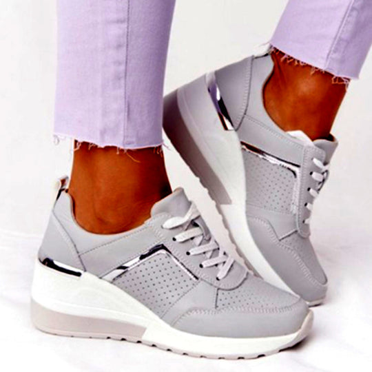 Damen Plateausneaker mit Keilsohle, Mesh- und Veloursmix, metallischen Zierdetails Shop Nory