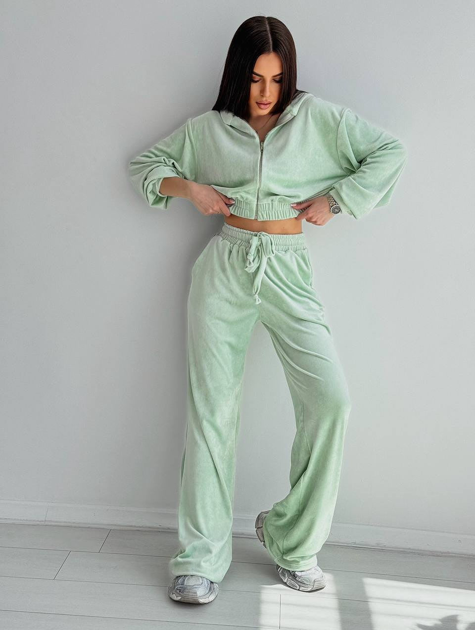 Damen Zweiteiliges Samt-Loungewear-Set mit Cropped-Zipjacke und weiter High-Waist-Sweathose Shop Nory