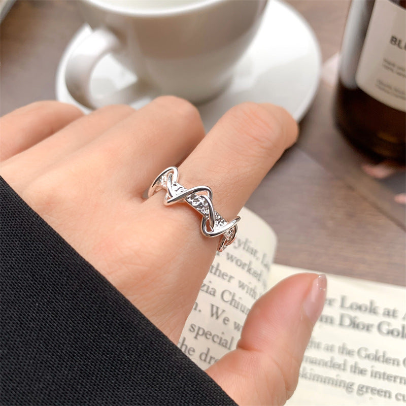 Damenring mit elegantem gewundenem Design und funkelnden Zirkonia Shop Nory