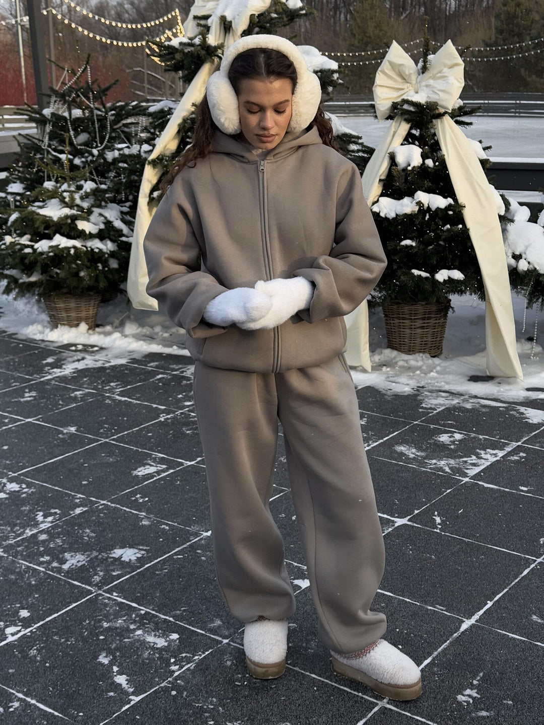 Damen Komfort-Kapuzen-Zipjacke mit verdecktem Reißverschluss, Kängurutasche und gerader Sweat-Hose Shop Nory