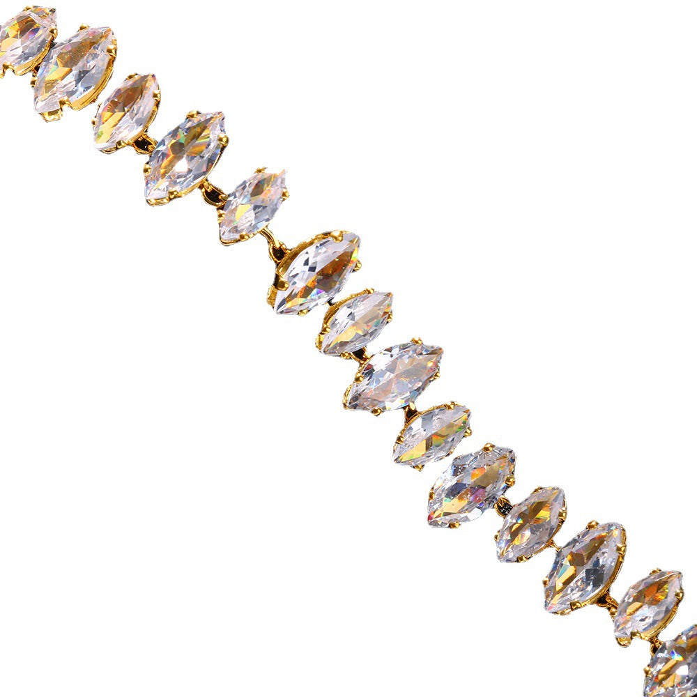 Elegantes Kristall-Collier mit Navetteförmigen Zirkonia und Verstellbarer Gliederkette