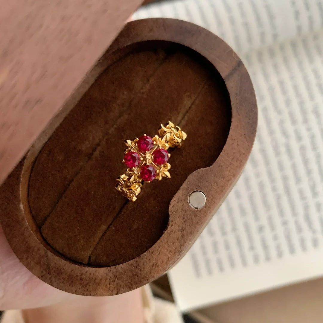 Damenring mit floralen Akzenten und edlen Rubinen Shop Nory