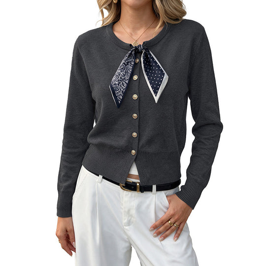 Damen Stilvolle Strickjacke mit Knopfleiste und Seiden-Schal Shop Nory