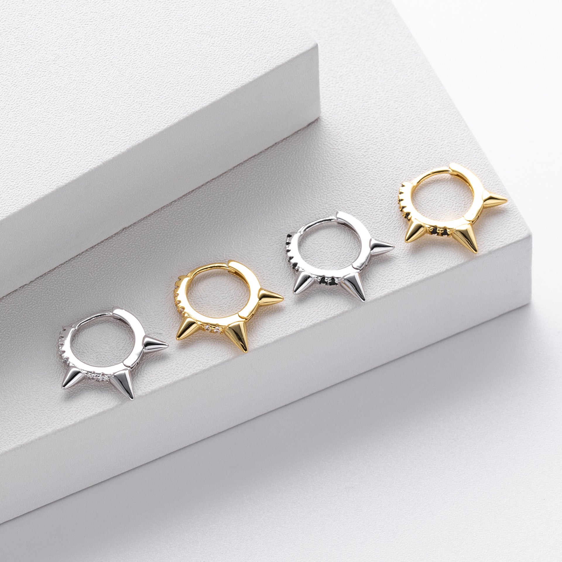Damen Ohrringe mit spitzem Design und funkelnden Zirkonen Shop Nory