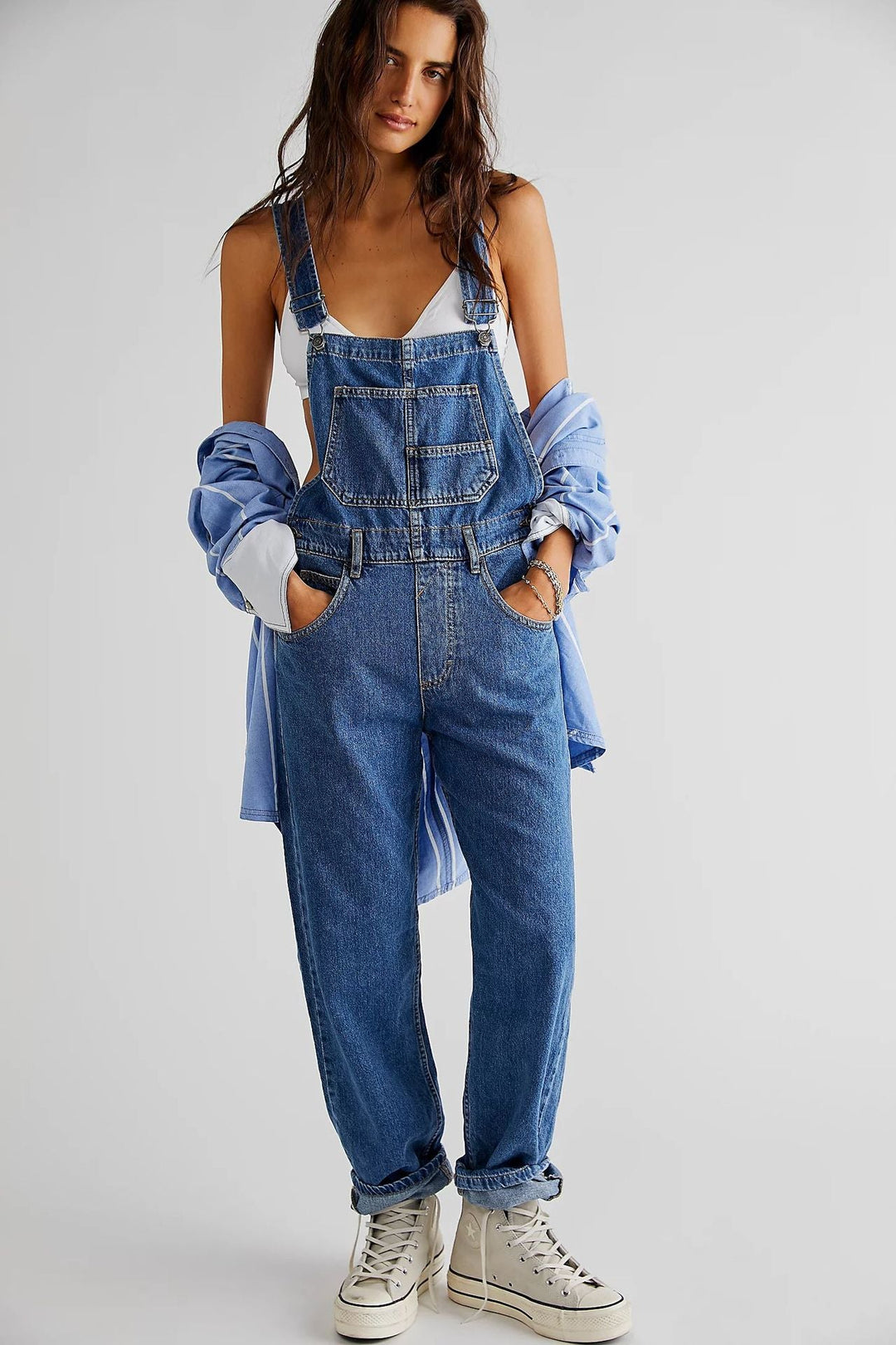 Damen lässige Denim-Latzhose mit praktischen Taschen und verstellbarem Bund Shopnory