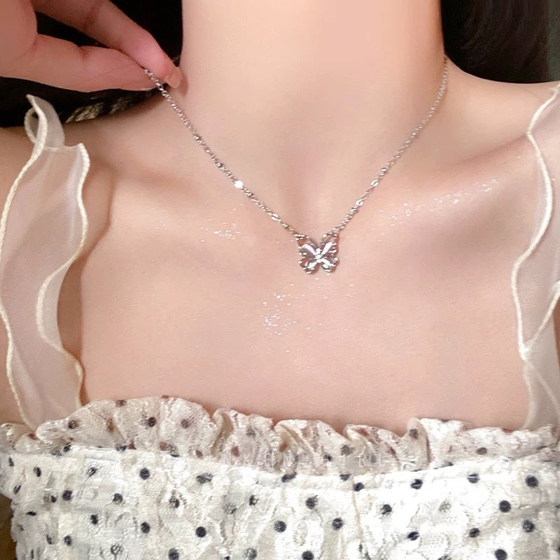 Damen Halskette mit filigranem Schmetterlingsanhänger und eleganten Details Shop Nory