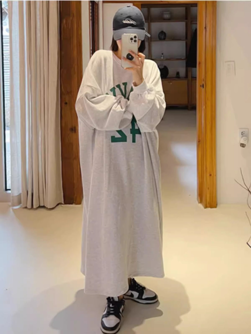 Damen Langes Oversize Hoodie‑Sweatkleid im College‑Look mit Raglanärmeln Shop Nory