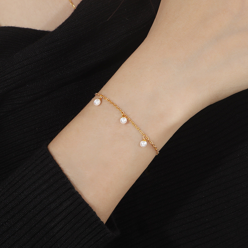 Damen zartes Perlenarmband mit goldfarbener Gliederkette Shop Nory