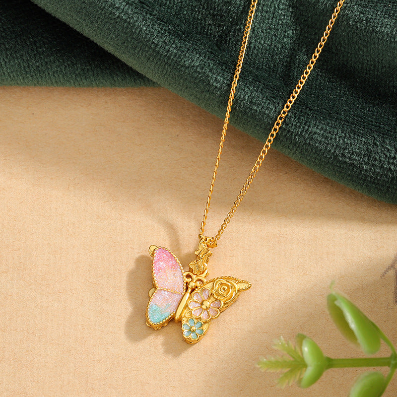 Damen Halskette mit filigranem Schmetterlingsanhänger und floralen Akzenten Shop Nory