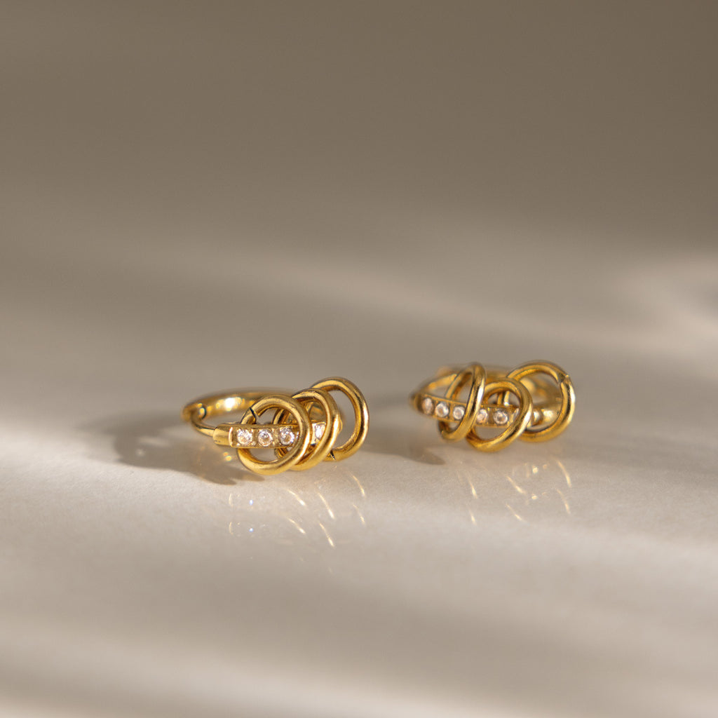 Damen Ohrhänger mit spiralisiertem Design und funkelnden Kristall-Elementen Shop Nory