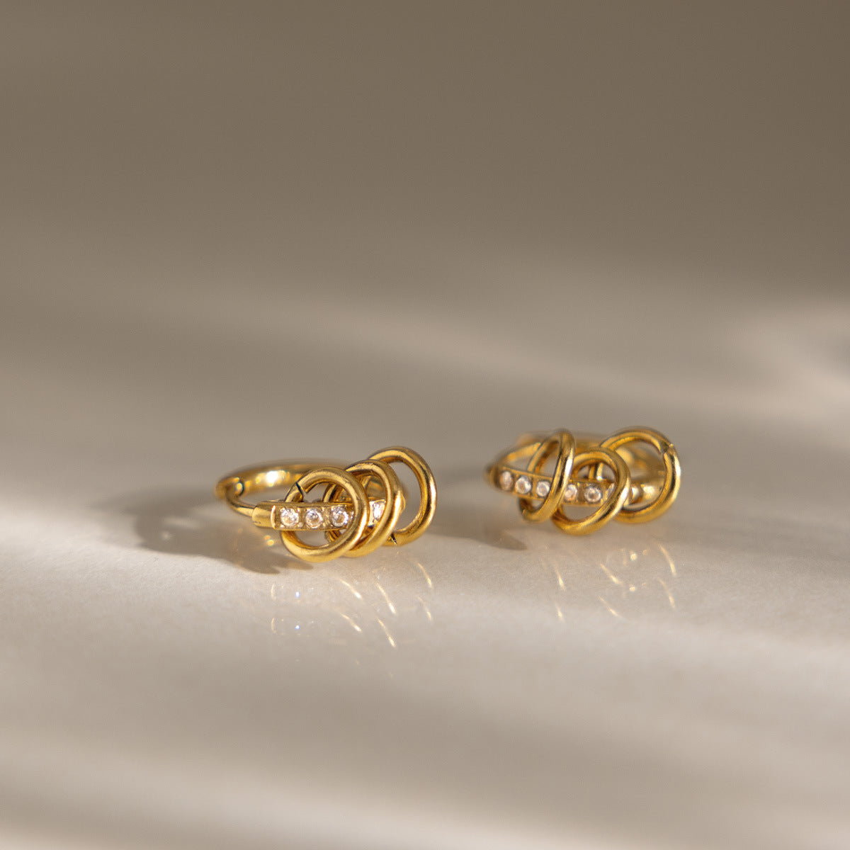 Damen Ohrhänger mit spiralisiertem Design und funkelnden Kristall-Elementen Shop Nory