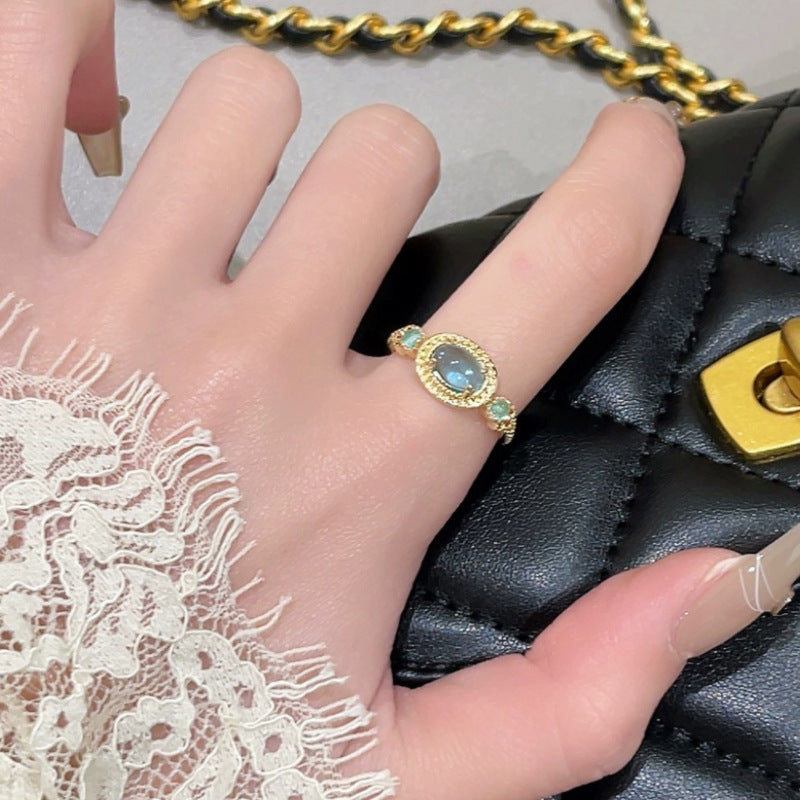 Damenring mit einzigartigem ovalem Entwurf und detailreichen Steinen Shop Nory