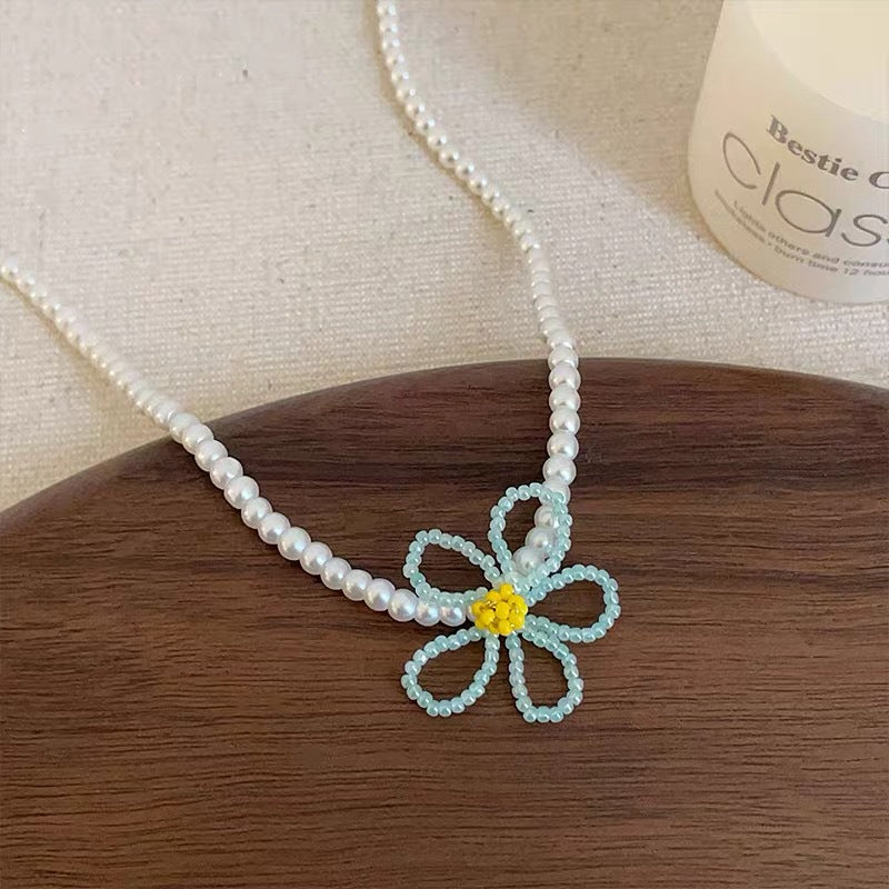 Damen Halskette mit verspieltem Blumendesign und edlen Perlenakzenten Shop Nory