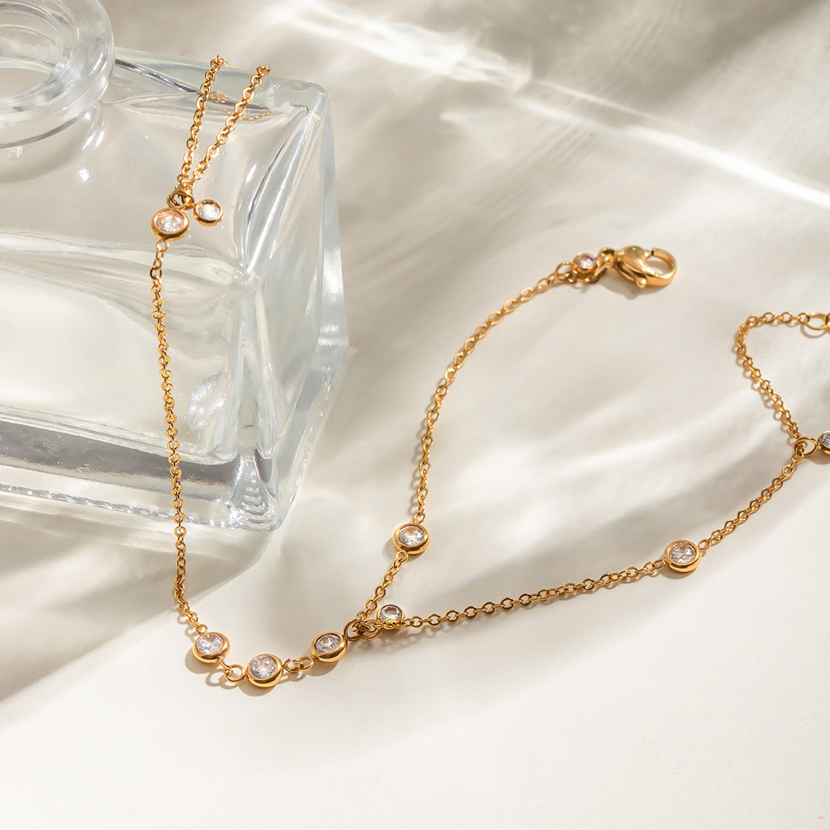 Damen Armband mit funkelnden Zirkonia und hypoallergener Edelstahlverarbeitung Shop Nory