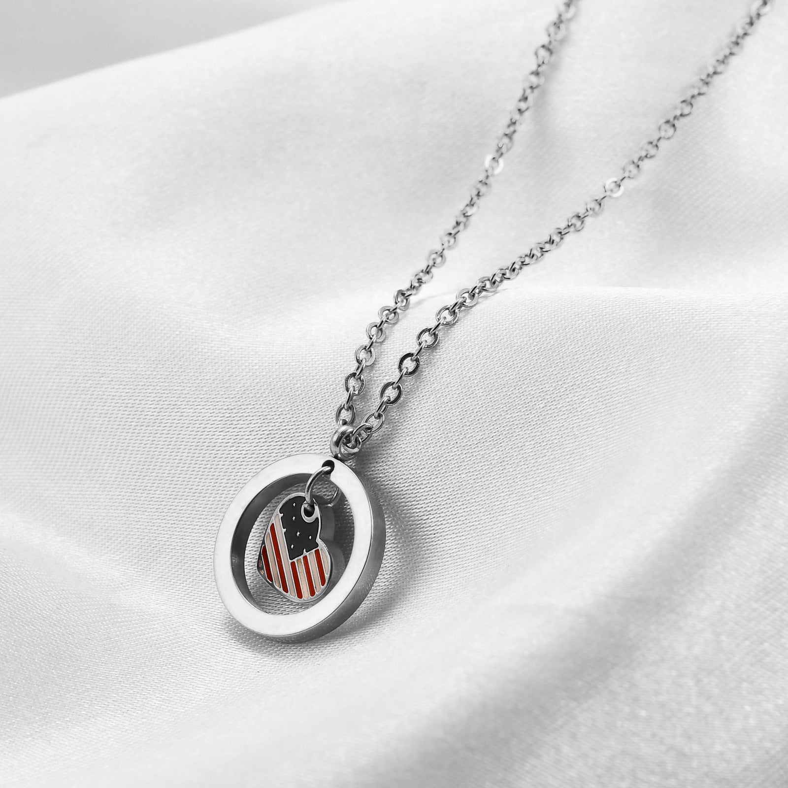 Damen Halskette mit herzförmigem Anhänger und patriotischem Design Shop Nory