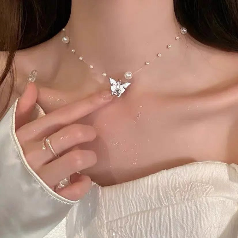 Damen Halskette mit filigranem Engel-Anhänger und eleganten Perlenakzenten Shop Nory