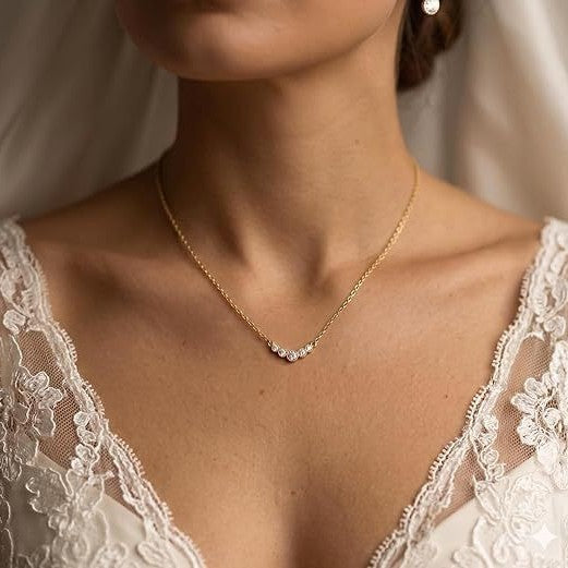 Damen Halskette mit funkelndem Blumenanhänger und hochwertigem Kettendesign Shop Nory
