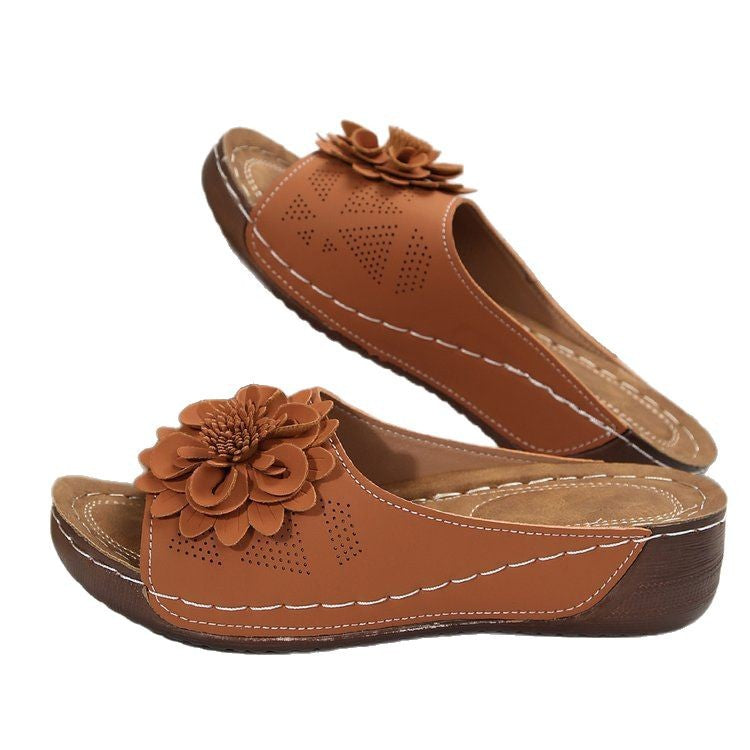 Damen Offene Zehen-Pantoletten mit Blumenapplikation, perforiertem Obermaterial und ergonomischer Keilsohle Shop Nory
