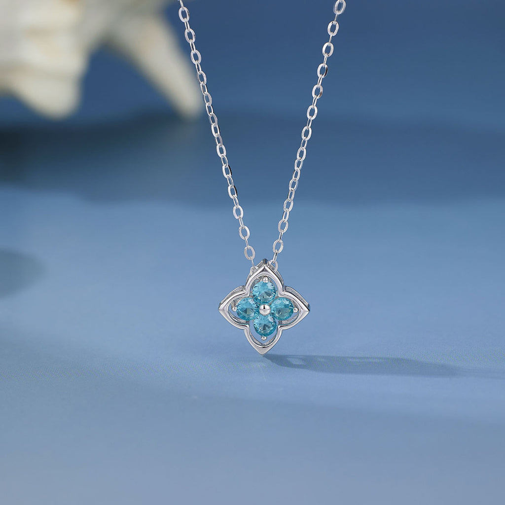 Damen Halskette mit floralem Anhänger und funkelnden Edelsteinen Shop Nory