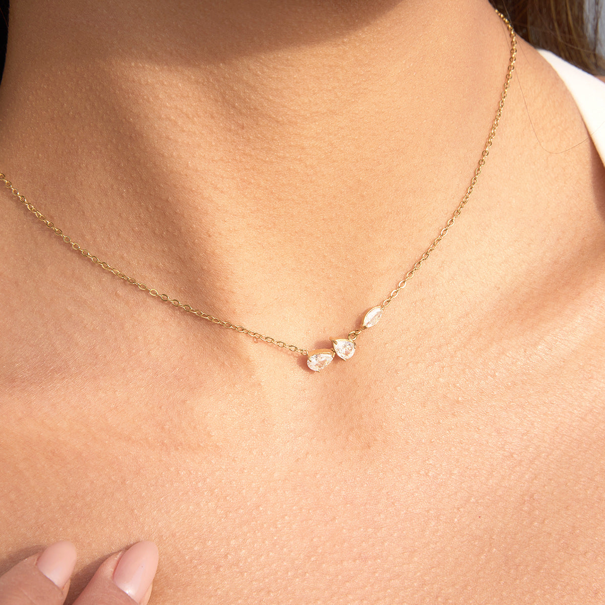 Damen Halskette mit funkelnden Kristall-Anhängern und hypoallergenem Edelstahl Shop Nory