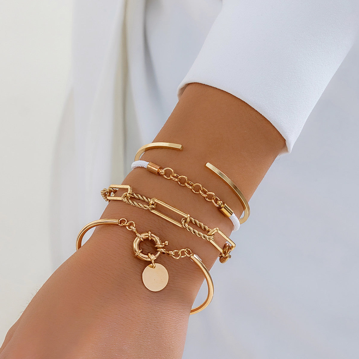 Damen Armkettenset mit modernen Designdetails und vielseitigen Stilen