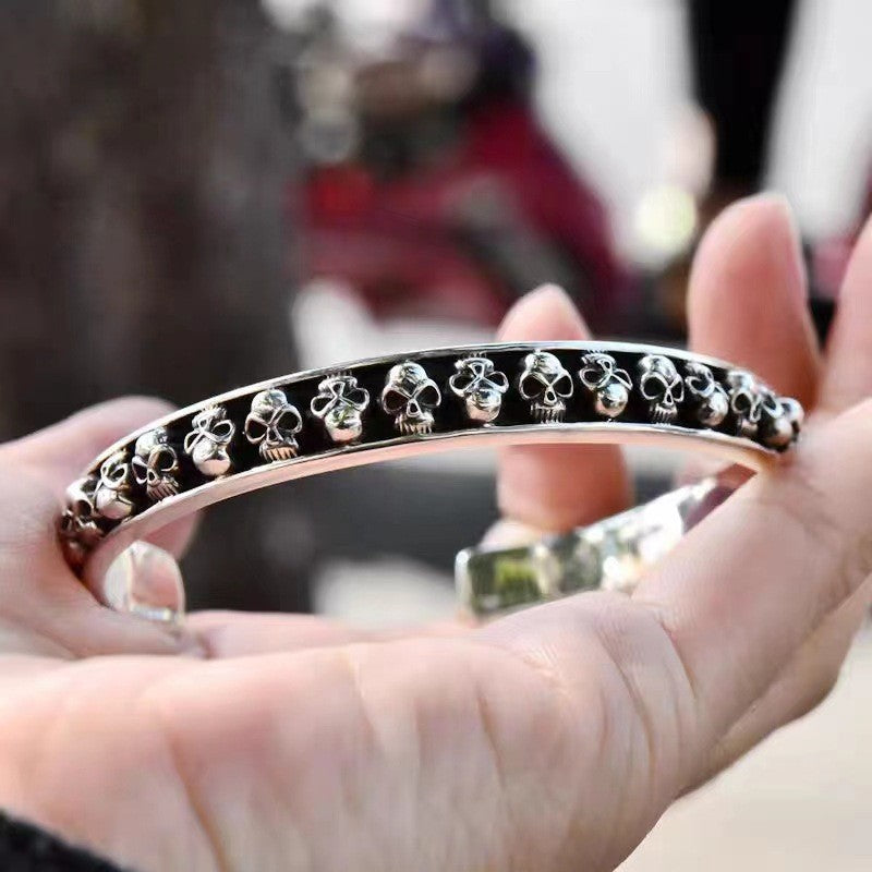 Damen Armreif mit kunstvollem Totenkopf-Design und filigraner Struktur Shop Nory