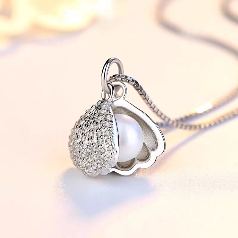 Damen Halskette mit elegantem Muschel-Anhänger und funkelnden Zirkonia Shop Nory