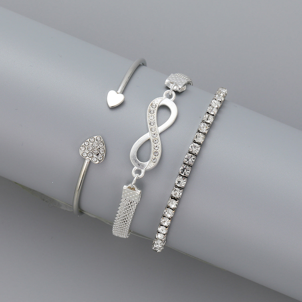 Damen Armband-Set mit funkelndem Herz-, Unendlichkeit- und Kristall-Design Shop Nory