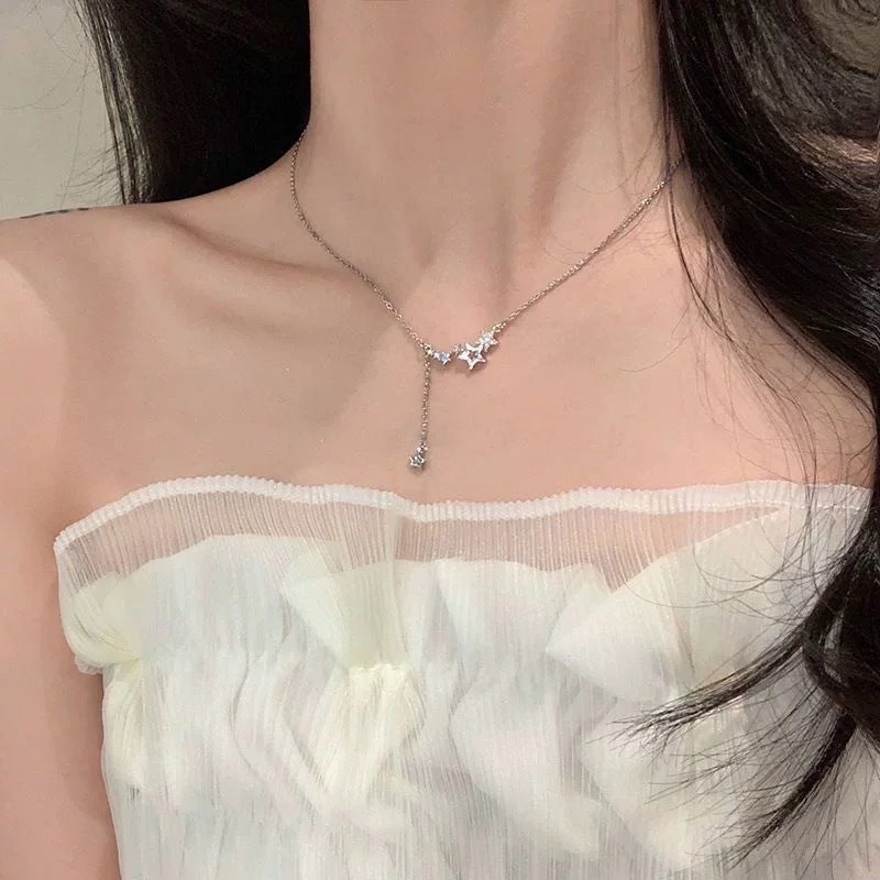 Damen Halskette mit funkelnden Sternanhängern und zarten Details Shop Nory