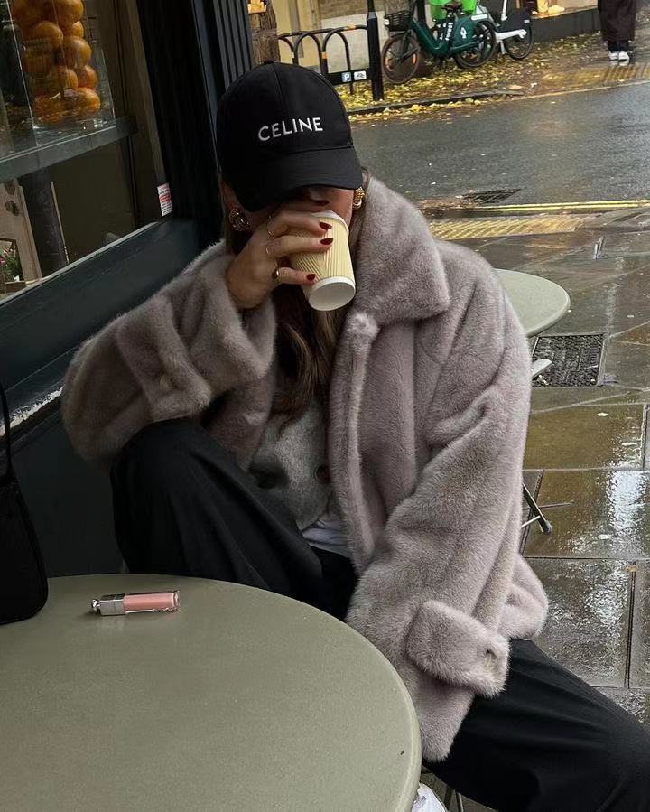 Damen Oversize Kunstfell-Mantel mit Reverskragen, aufgesetzten Taschen und Knopfleiste Shop Nory