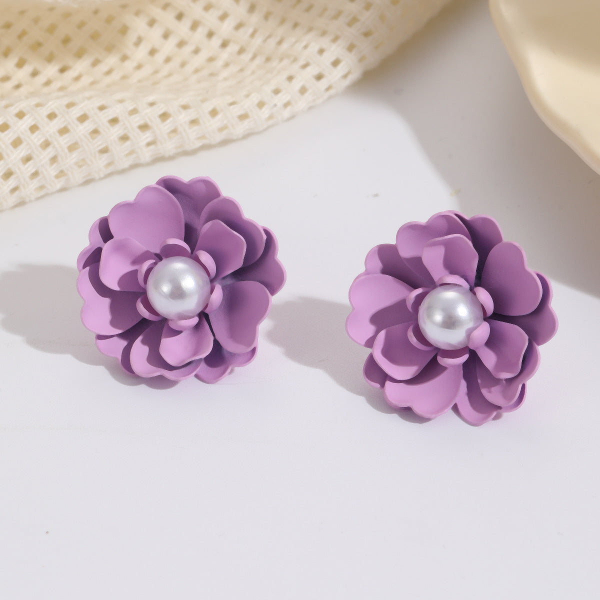 Damen Ohrstecker mit kunstvollem Blumenmotiven und Perlenakzenten Shop Nory