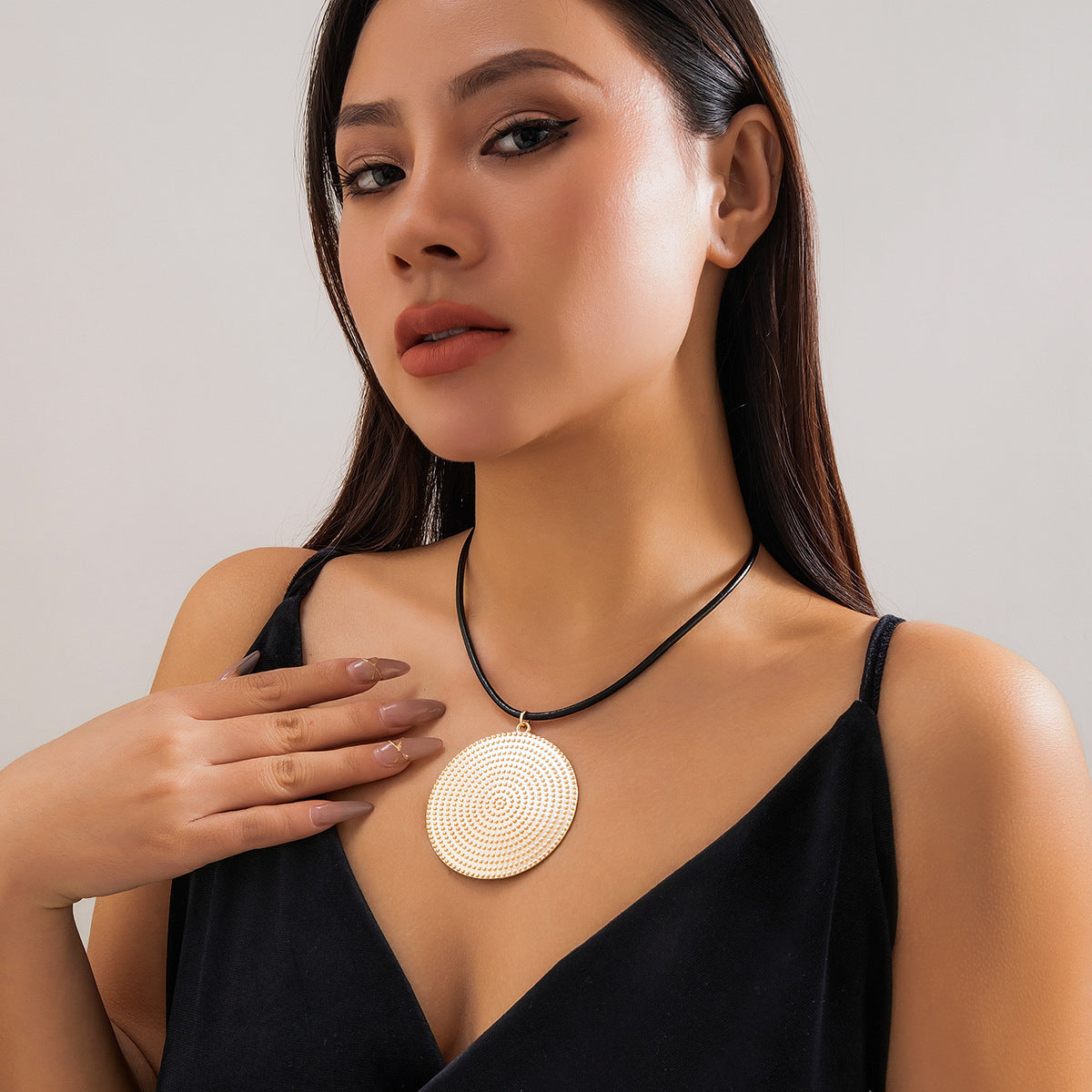 Damen Statement Halskette mit goldenem Anhänger Shop Nory