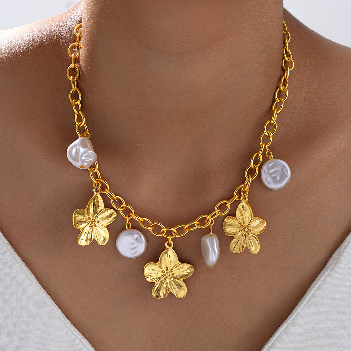 Damen Halskette mit floralen Anhängern und Perlen Shop Nory