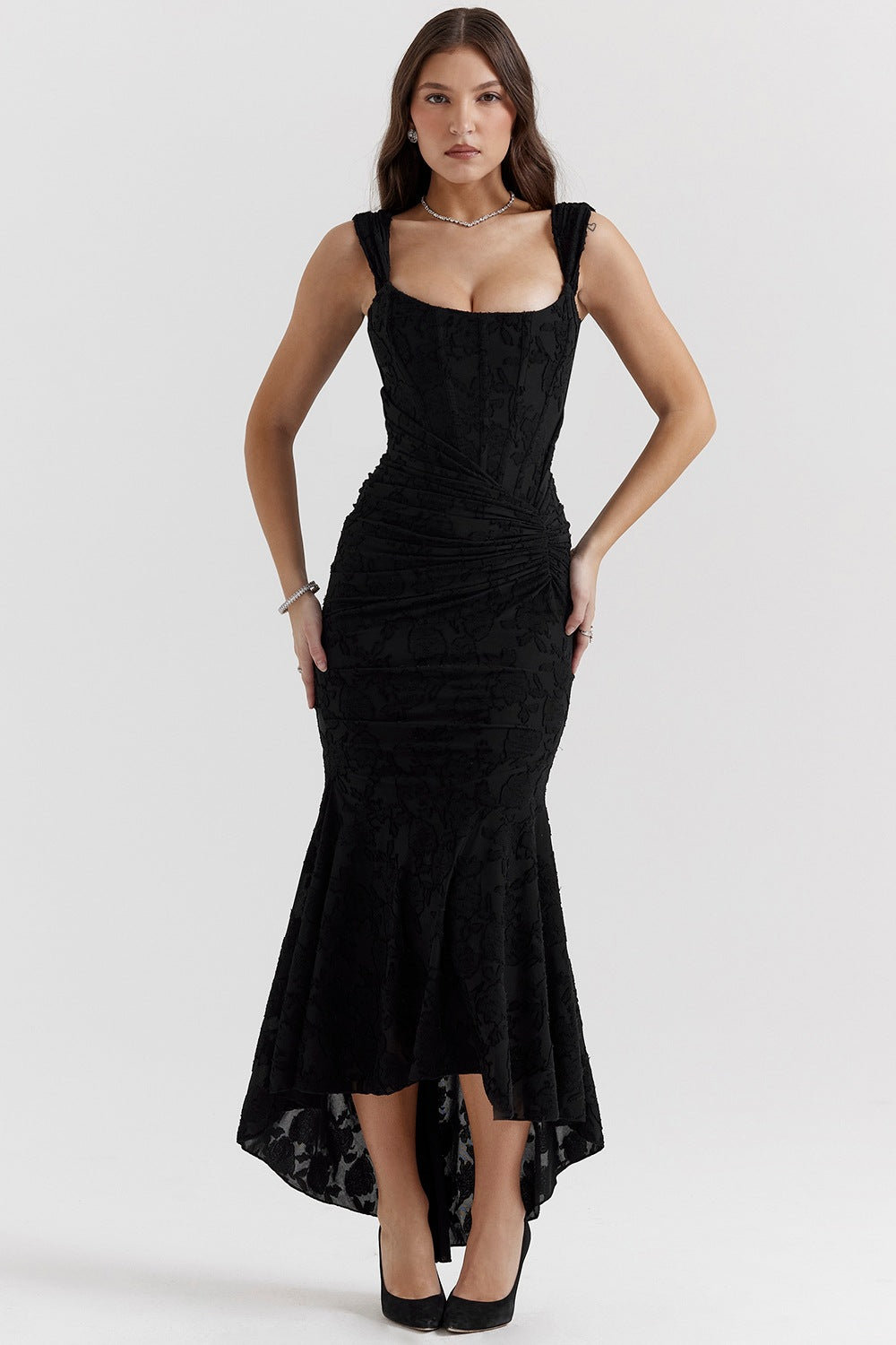 Damen Elegantes Spitzenkleid mit asymmetrischem Saum und gerafften Details