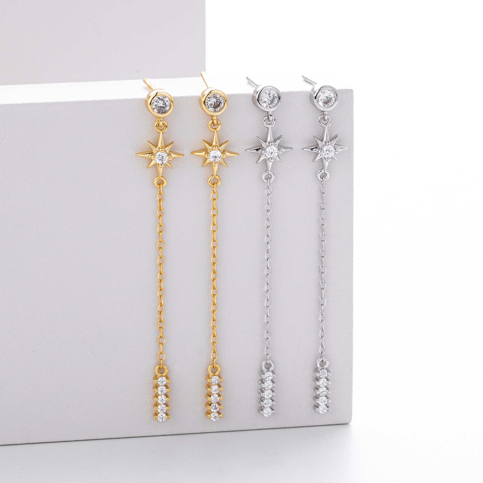 Damen goldene Ohrhänger mit funkelnden Zirkonen und eleganten Kettendetails Shop Nory