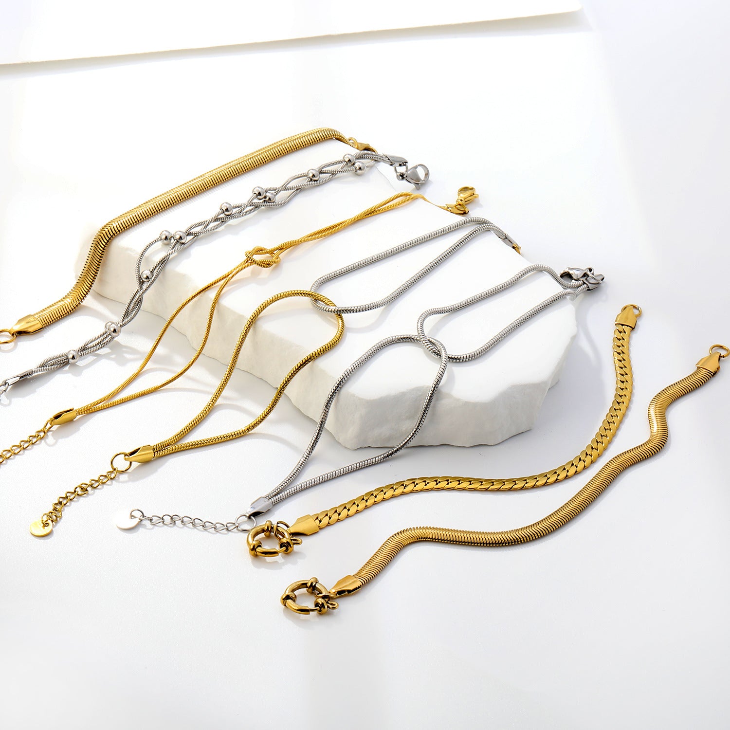 Damen edles Armkettchen mit geschwungenem Design und Perlenakzenten Shop Nory