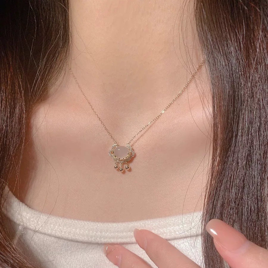 Damen Halskette mit elegantem Roséquarz-Anhänger und filigranen Details Shop Nory