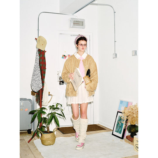 Damen Kurz geschnittene Wildlederoptik Blousonjacke mit Rundhalsausschnitt, verdeckter Knopfleiste und floralem Innenbesatz Shop Nory