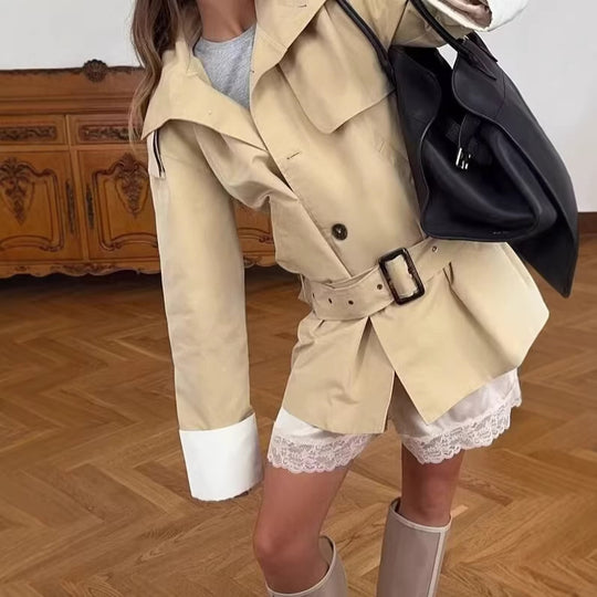 Damen Kurzer Trenchcoat mit Taillengürtel, Stehkragen und Kontrastmanschetten Shop Nory