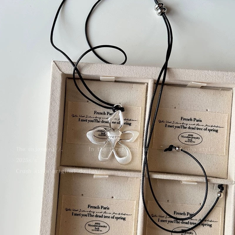 Damen Halskette mit kunstvollem Blumenanhänger und langlebigem Band Shop Nory