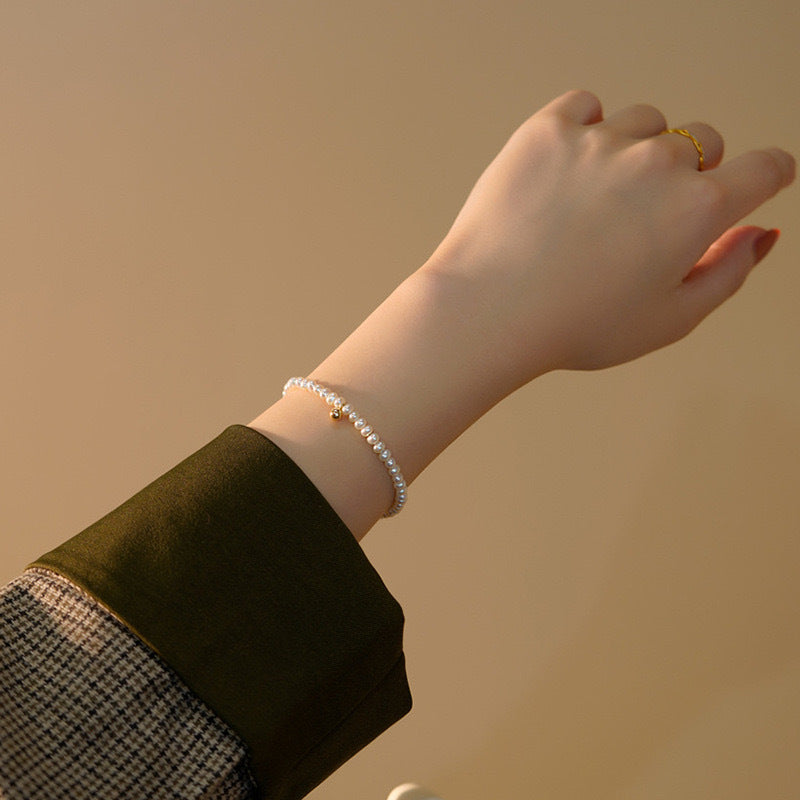 Damen Elegante Süßwasserperlen- und Goldakzentarmband Shop Nory