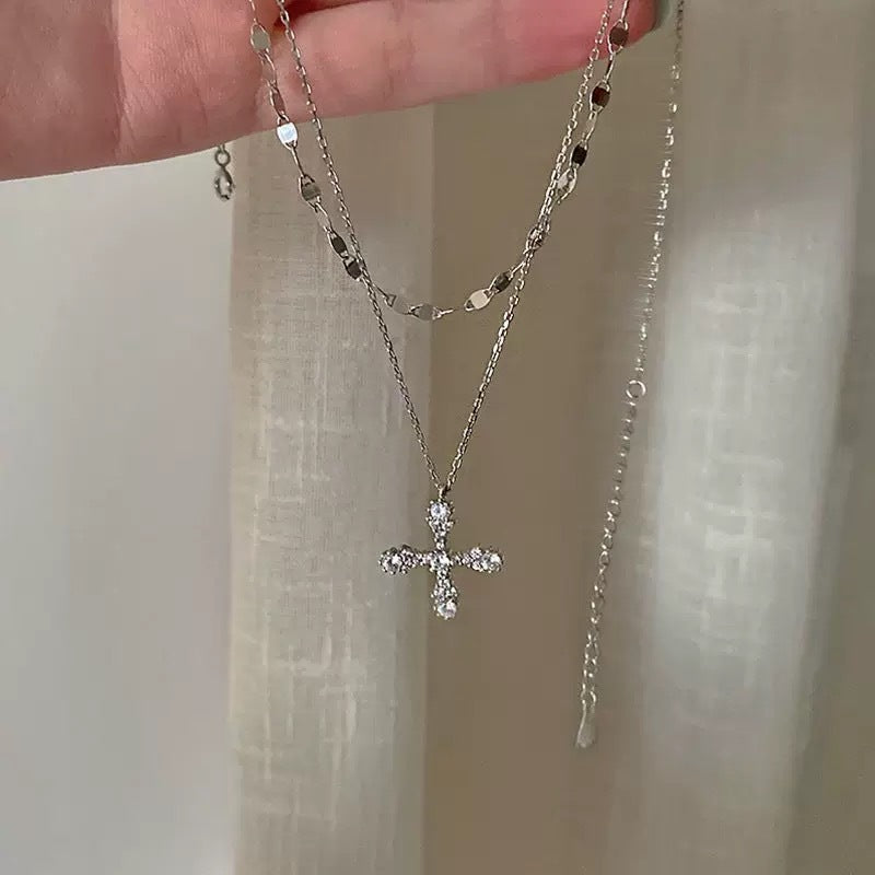 Damen Halskette mit funkelndem Kreuz-Anhänger und stilvollem Design Shop Nory