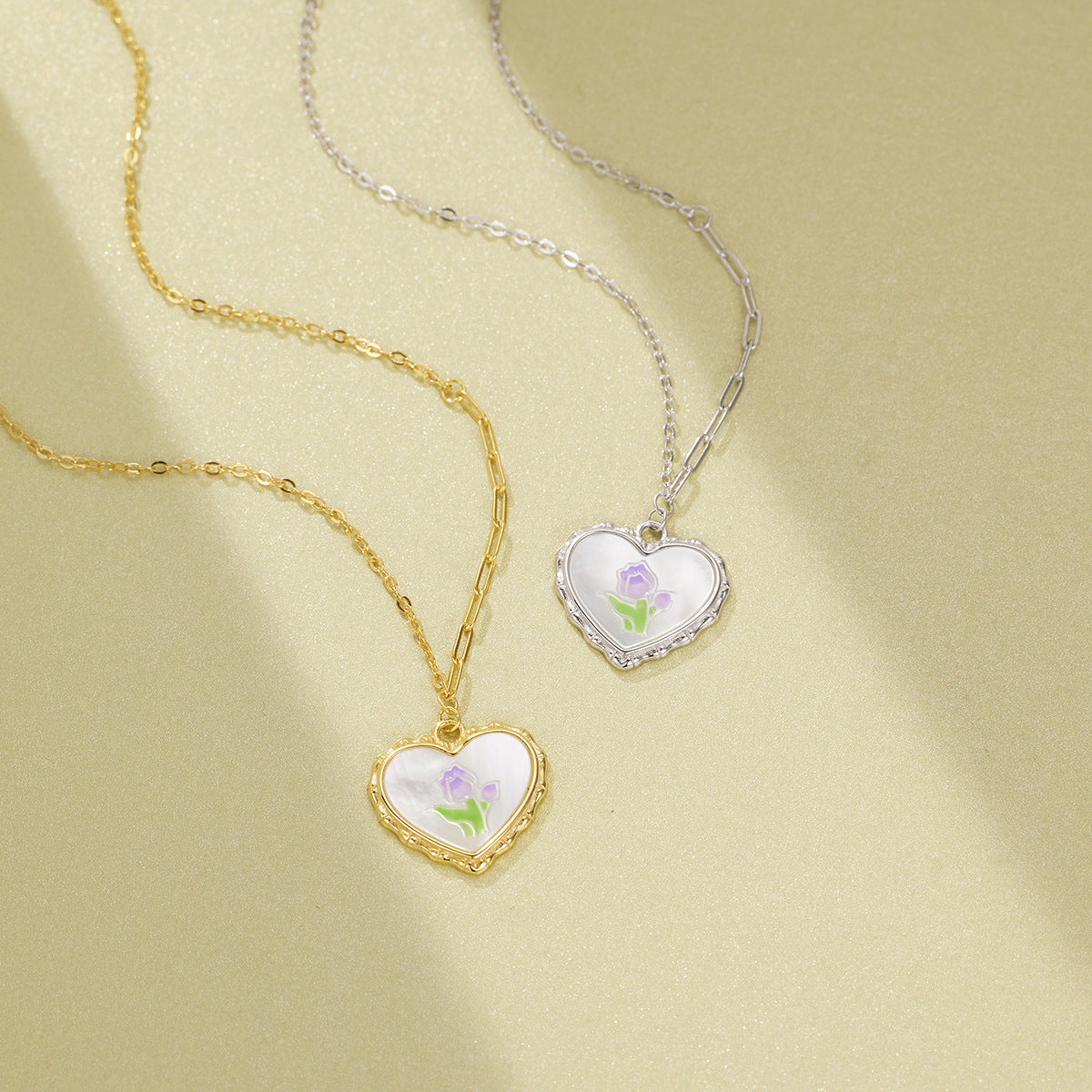 Damen Halskette mit herzförmigem Anhänger und floralem Design Shop Nory