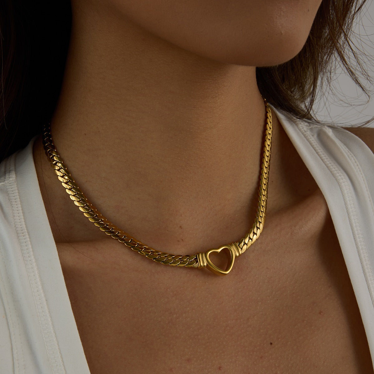 Damen Halskette mit modernem geflochtenem Design und herzförmigem Anhänger Shop Nory
